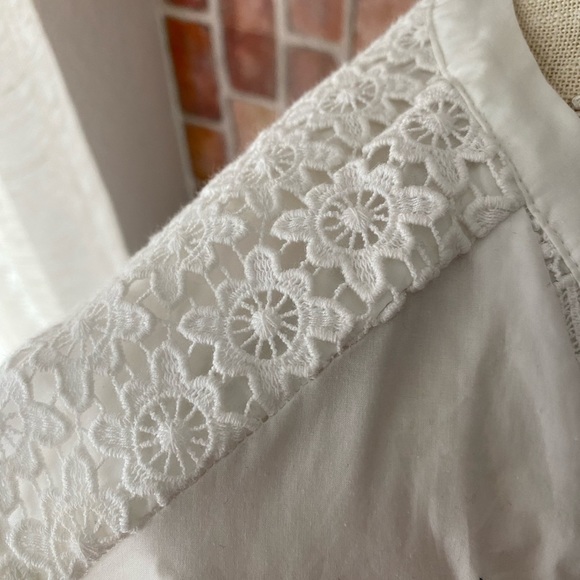 Talbots Sleeveless White Shell Blouse Flower Detailing NWT Size Small - Picture 3 of 7